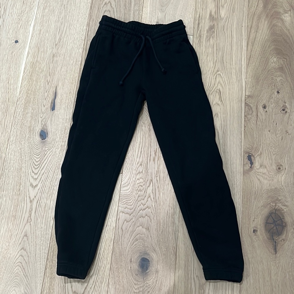 Aritzia boyfriend fleece TNA cozy black sweatpants